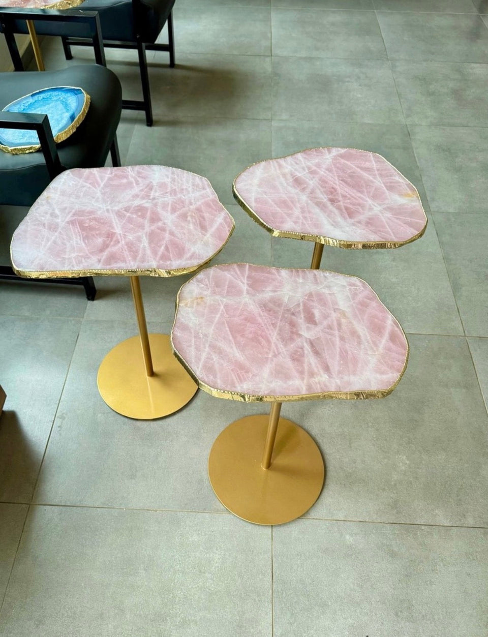 Mesa de Centro Ágata Rosa com Pedestal Dourado