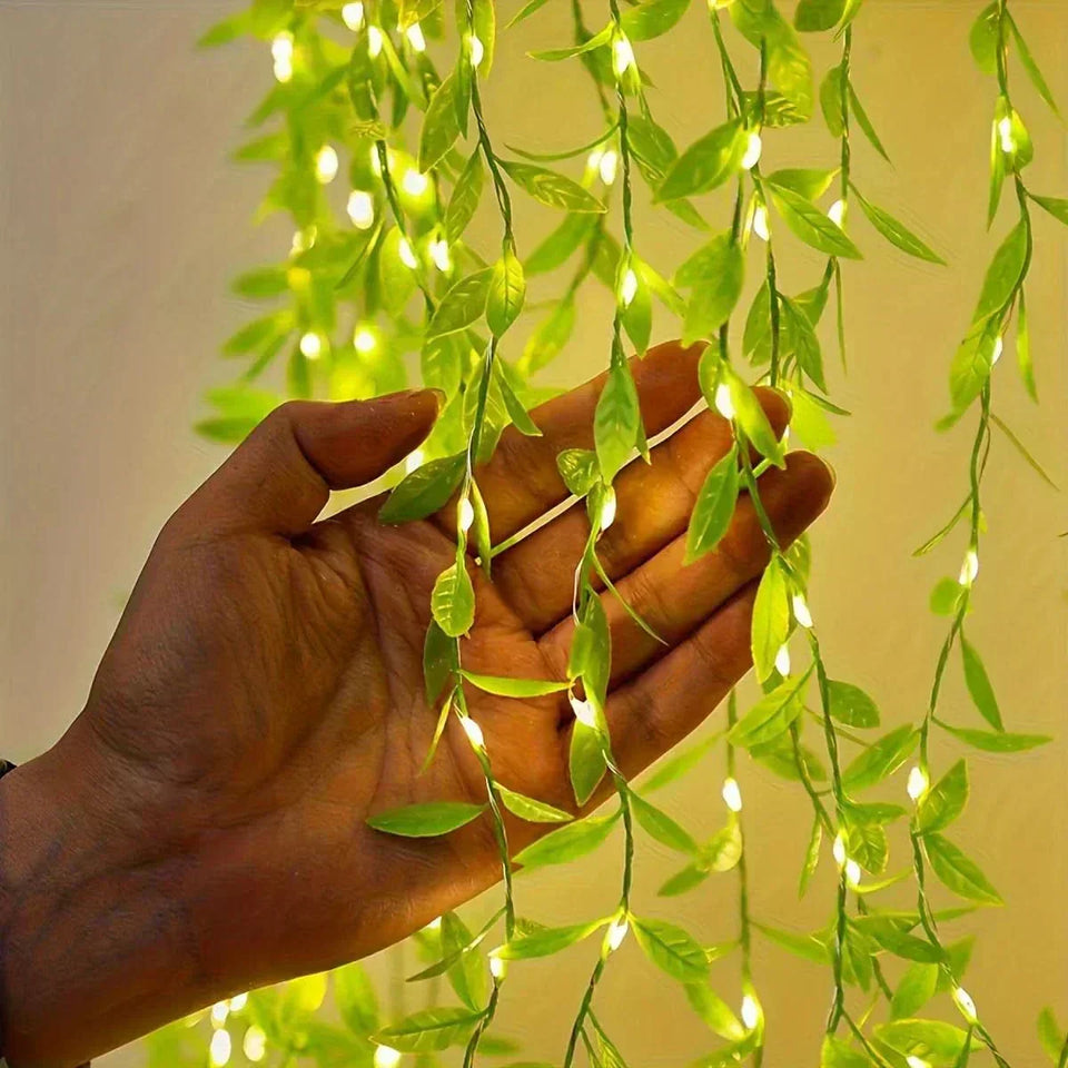 Cortina de Luzes Natalinas com Folhas – Encanto e Magia em Cada Detalhe