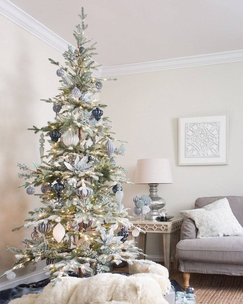 Árvore de Natal Nevada com Galhos Nevados, Suporte Metálico e Micro LEDs Embutidos