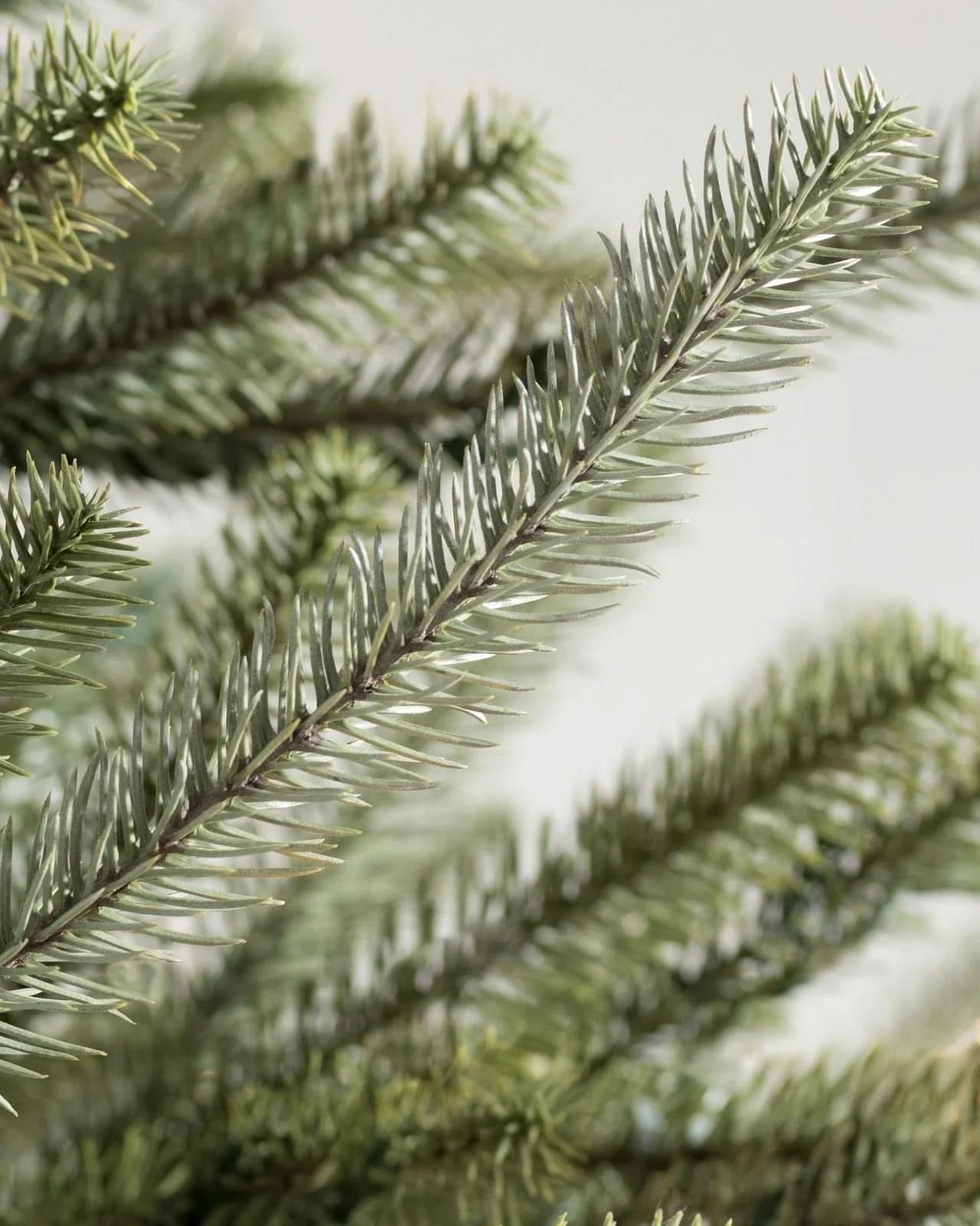 Árvore de Natal Sanibel Spruce com Galhos Articulados, Suporte Metálico e Micro LEDs Embutidos
