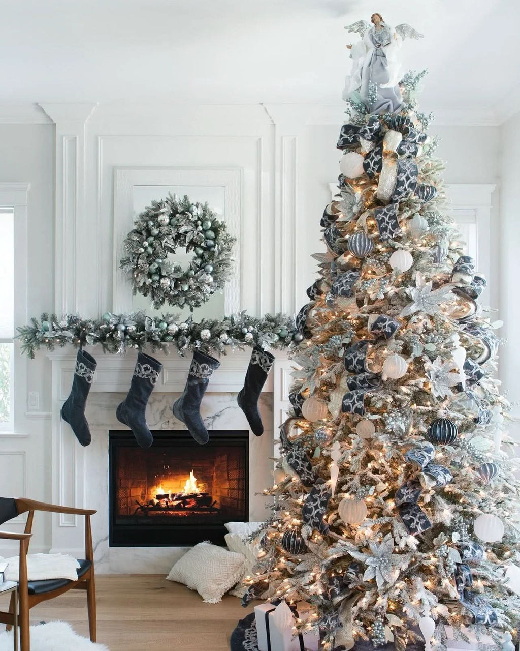 Árvore de Natal Nevada Frosted Fraser com Galhos Articulados, Suporte Metálico e Micro LEDs Embutidos