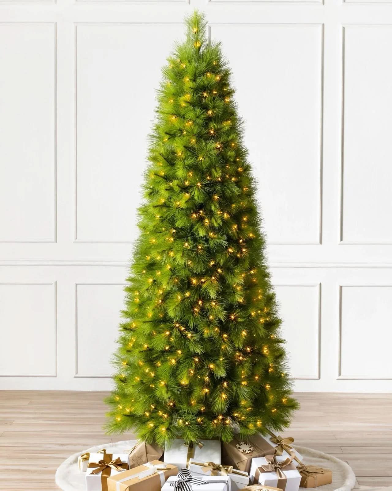Árvore de Natal Monterey Pine Slim com Galhos Articulados, Suporte Metálico e Micro LEDs Embutidos
